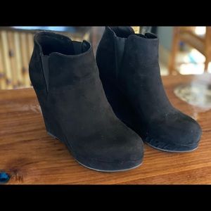 XAPPEAL Black suede size 8 wedge boots perfect condition